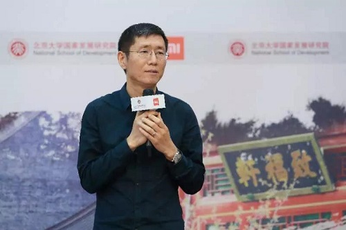 北大国发院教授对话小米联合创始人：小米何以走上大路？
